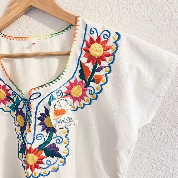 NWT Handmade Embroidered Linen Mexican Blouse - Picture 2 of 4